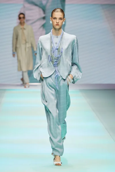 Look 16